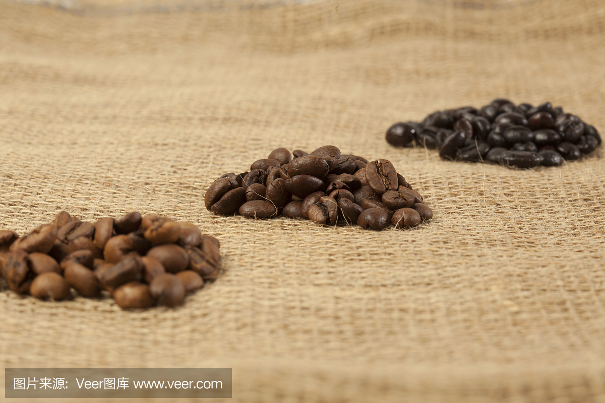 不同烘焙等級的咖啡豆,黃麻紡織背景