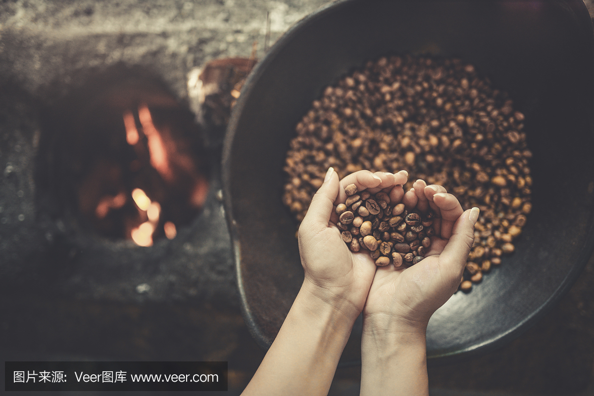 用火烤生咖啡豆的傳統方法